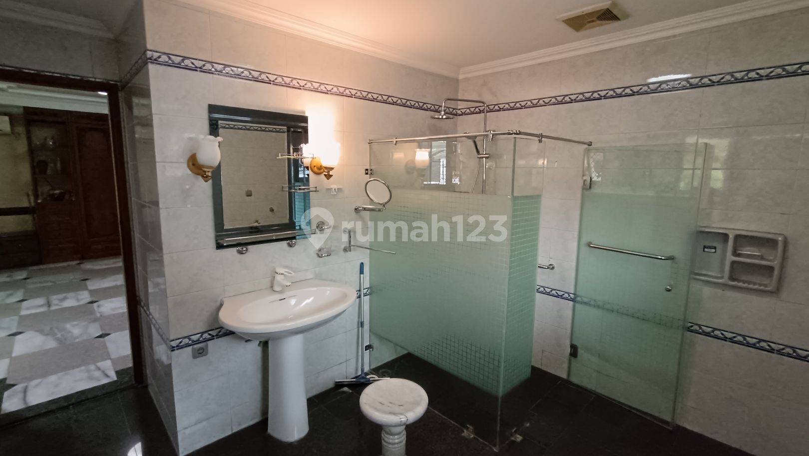 Spacious 2-Story House Near Thamrin and Sudirman