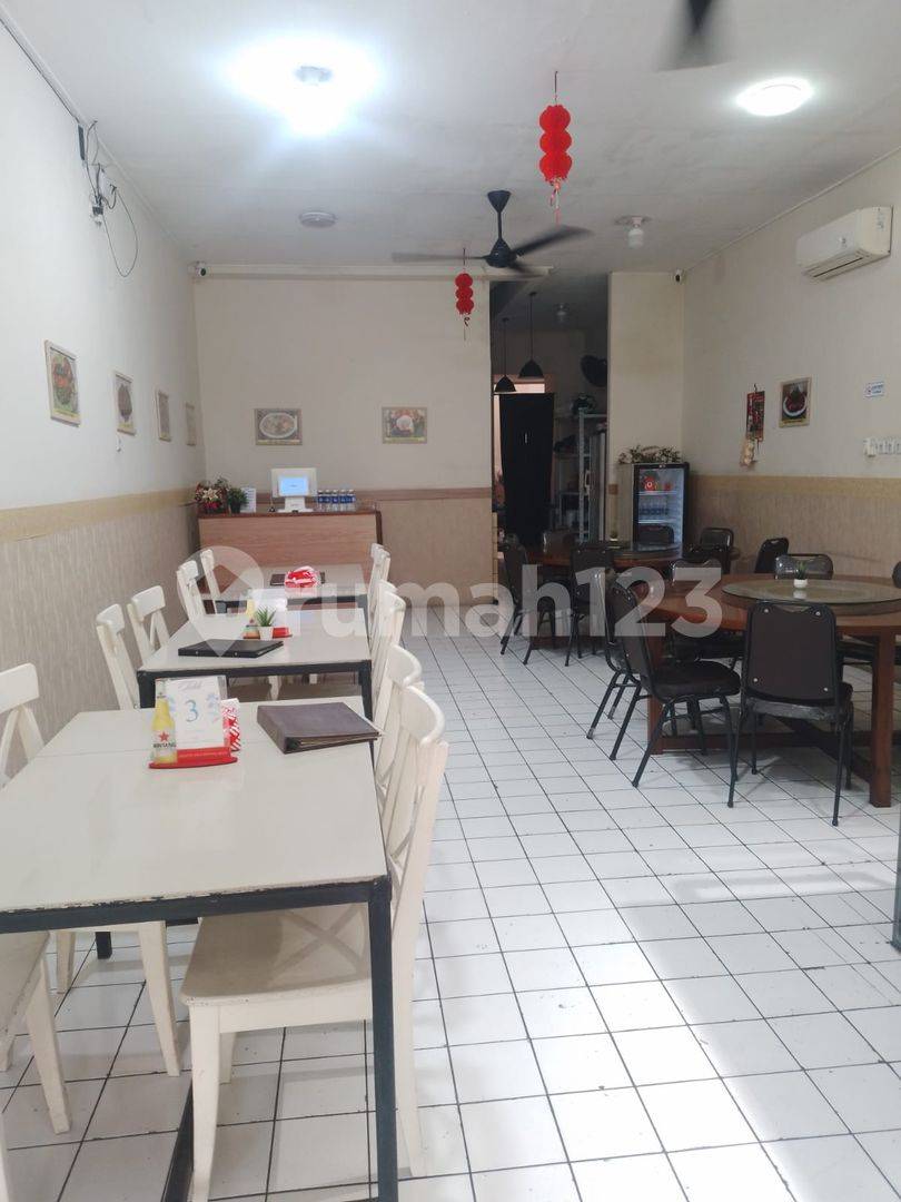 Ruko with Restaurant Space and Ample Parking