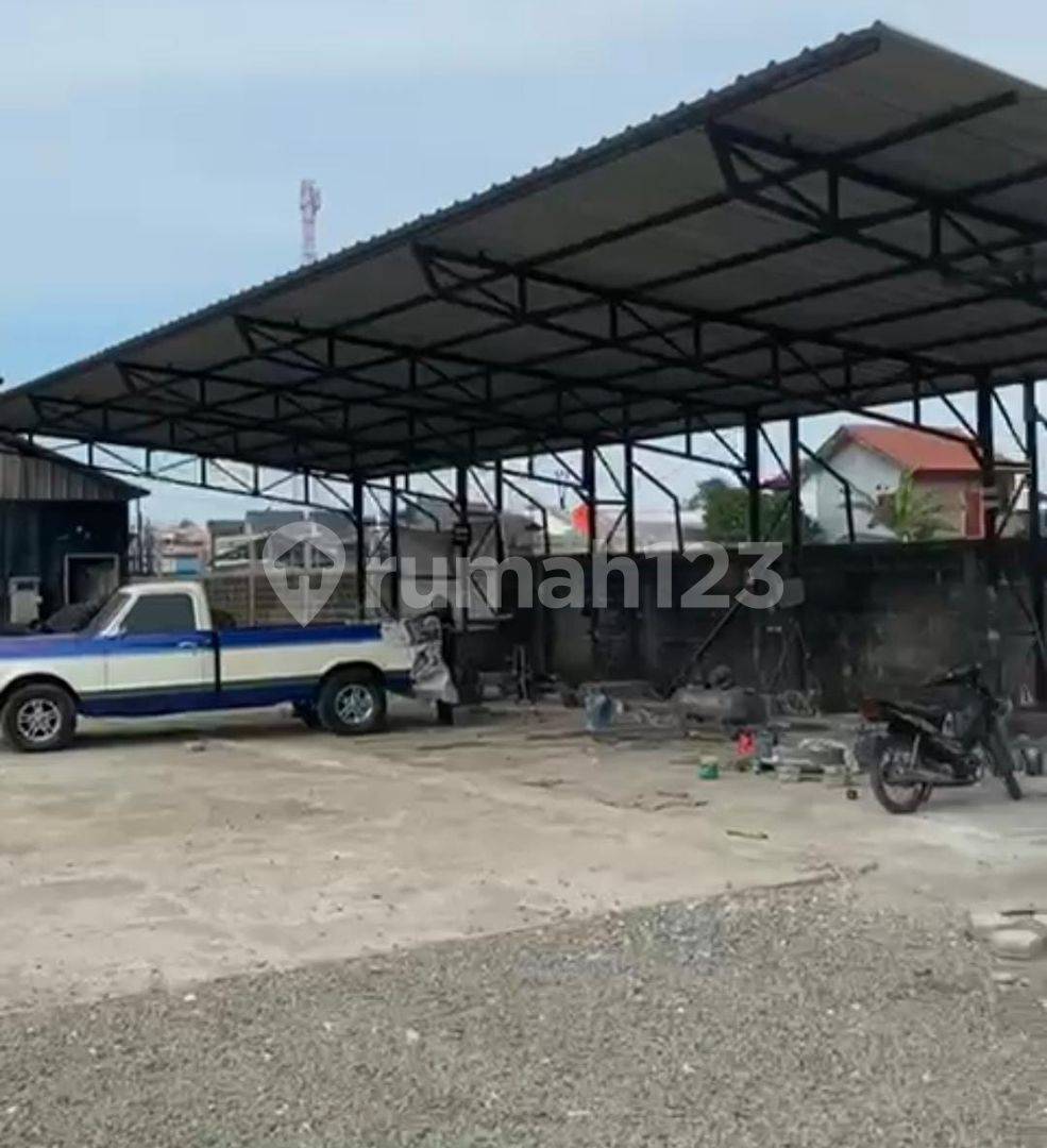 Large Commercial Warehouse with Parking and Staff Quarters
