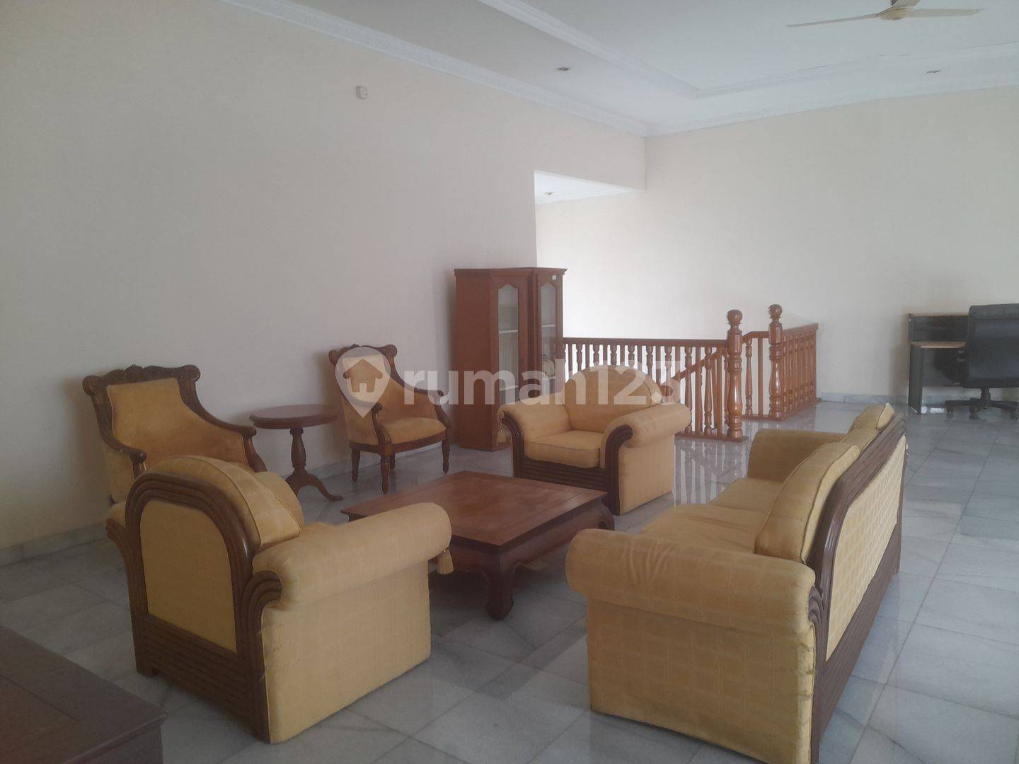 Spacious Villa Near Simatupang Toll Road with Pool