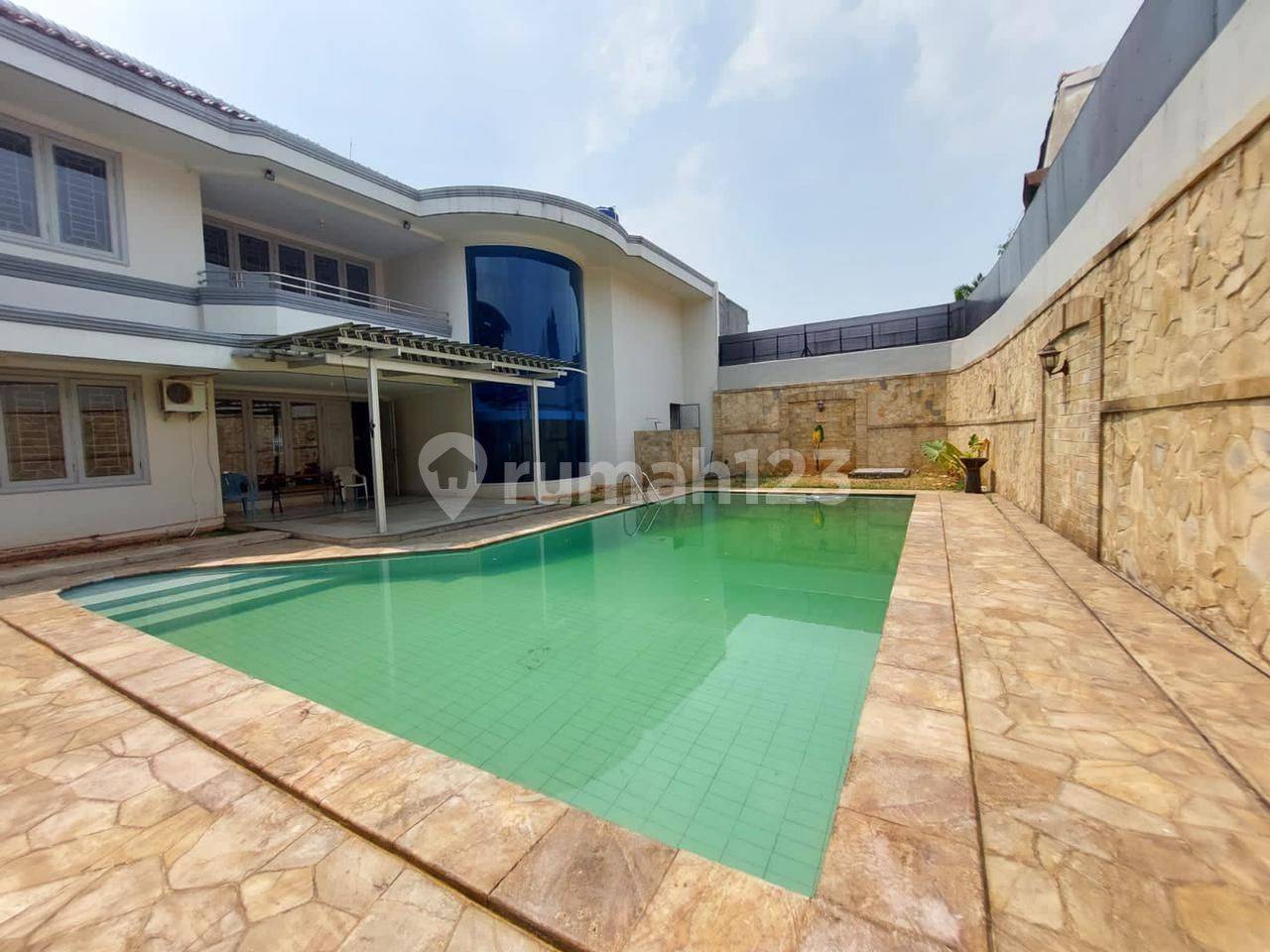 Spacious 5-Bedroom House with Pool near Pejaten Village Mall