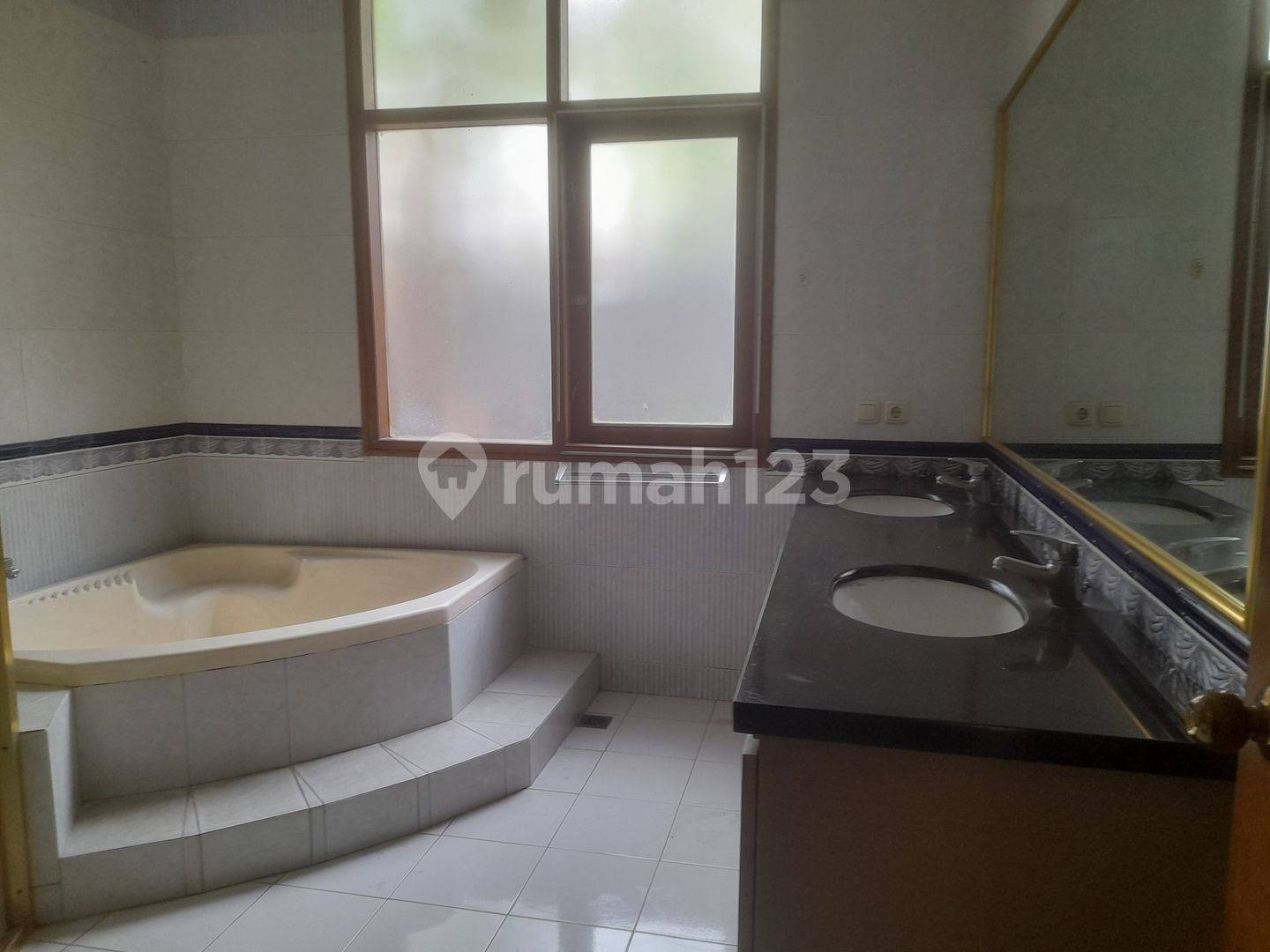 Spacious Villa Near Simatupang Toll Road with Pool