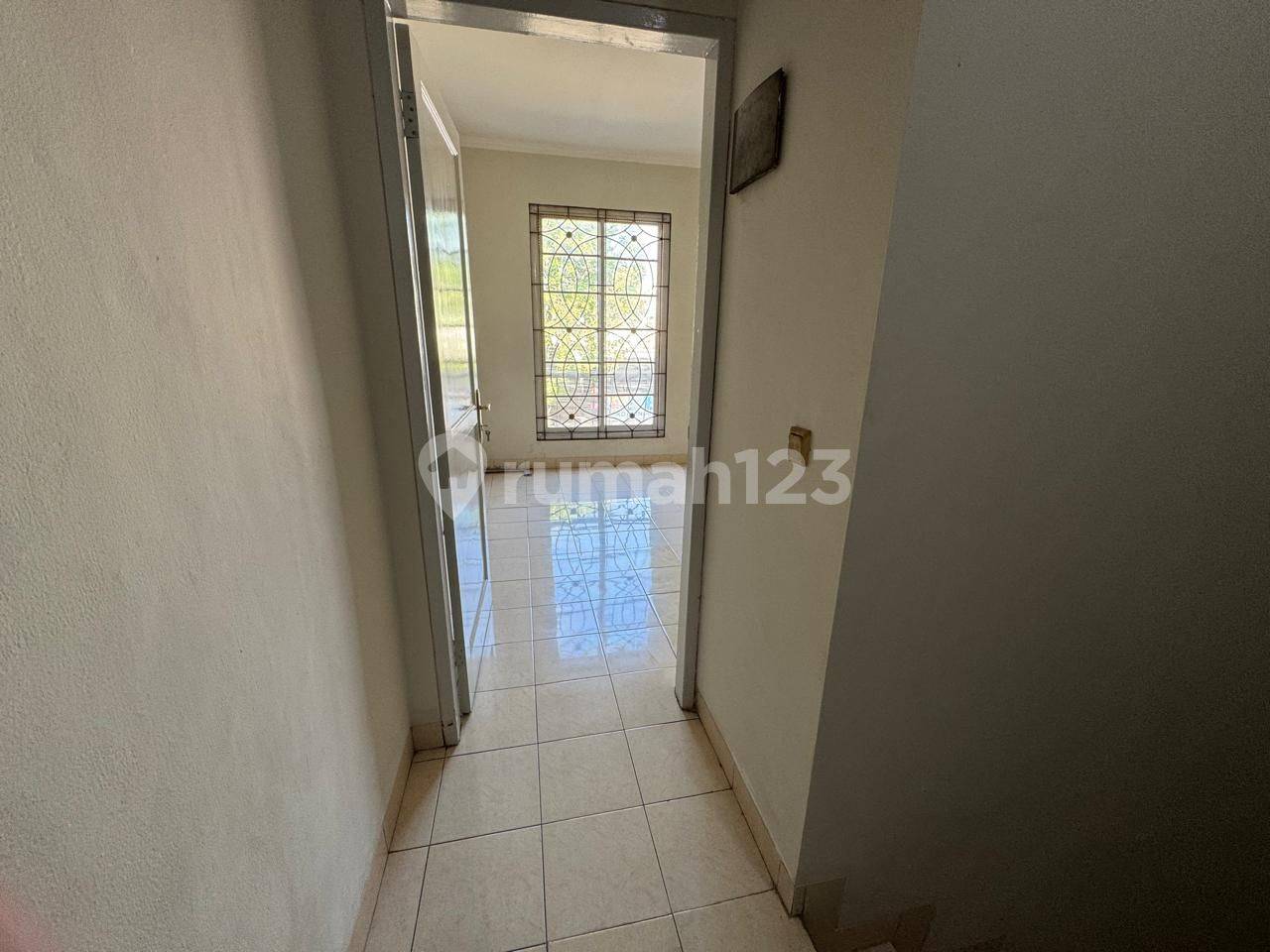 Spacious 4-Bedroom House in Nusaloka with Parking