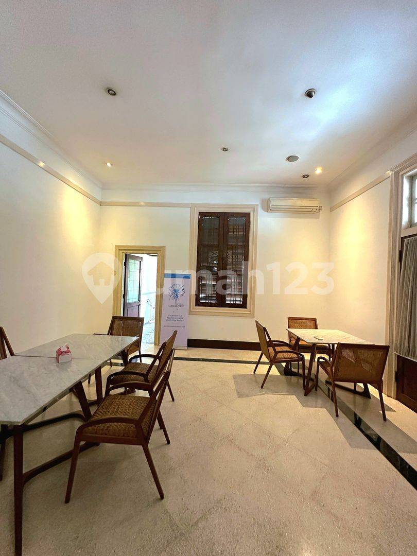Просторная недвижимость Kemang Raya с большой открытой территорией