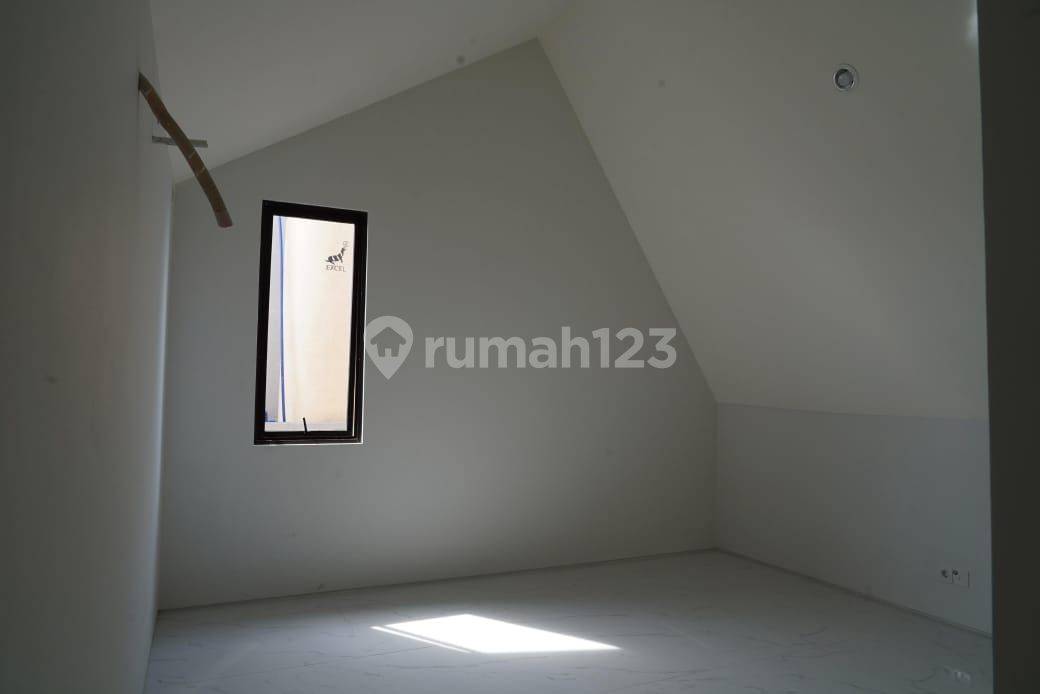 Современный 2.5-этажный дом в Citra Garden Serpong с 3 спальнями