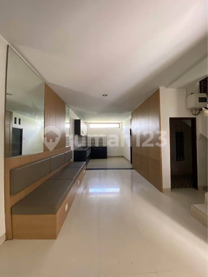 4 Bedroom House in Dalung near Canggu with Balcony and Gazebo