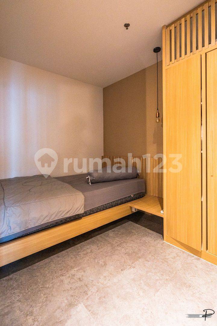 Жаңартылған Kemang Village Residence пәтері балконмен