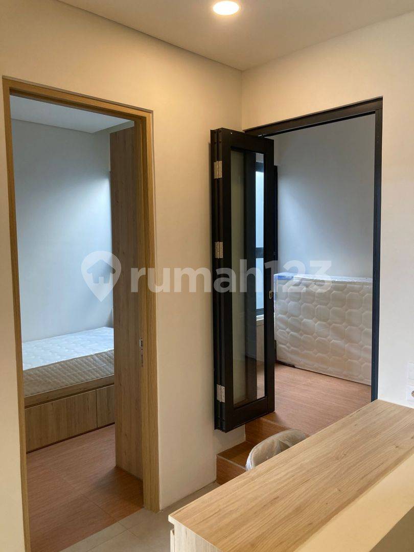 North-facing apartment with smart features near toll road