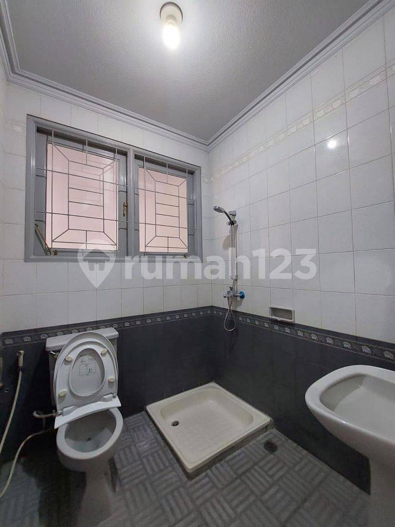 Spacious 5-Bedroom House with Pool near Pejaten Village Mall
