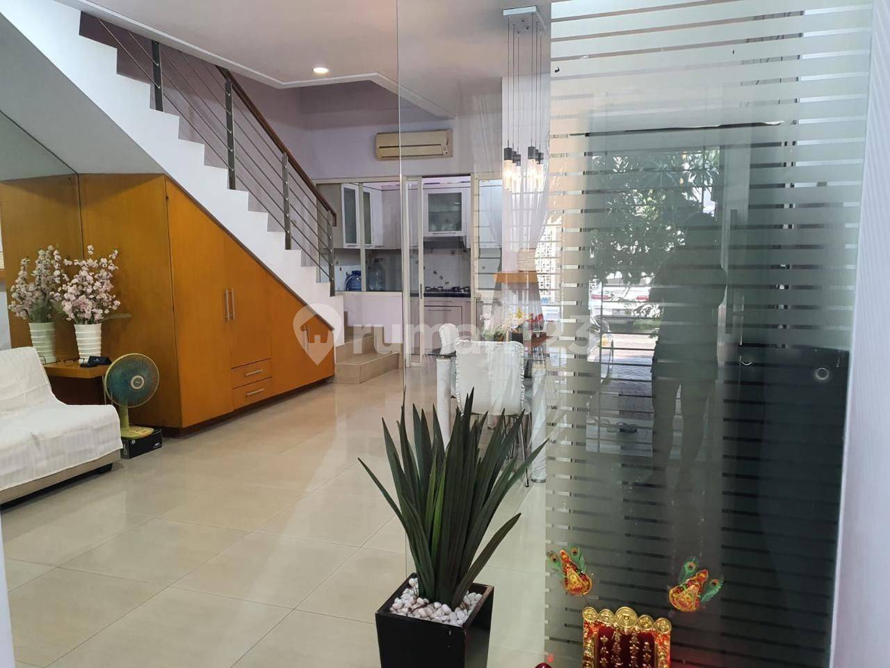 Жабдықталған үй Grisenda PIK-те, 3 қабат, 220м2