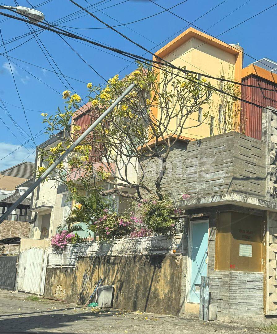 2-Story House in Renon - Strategic & Comfortable Location