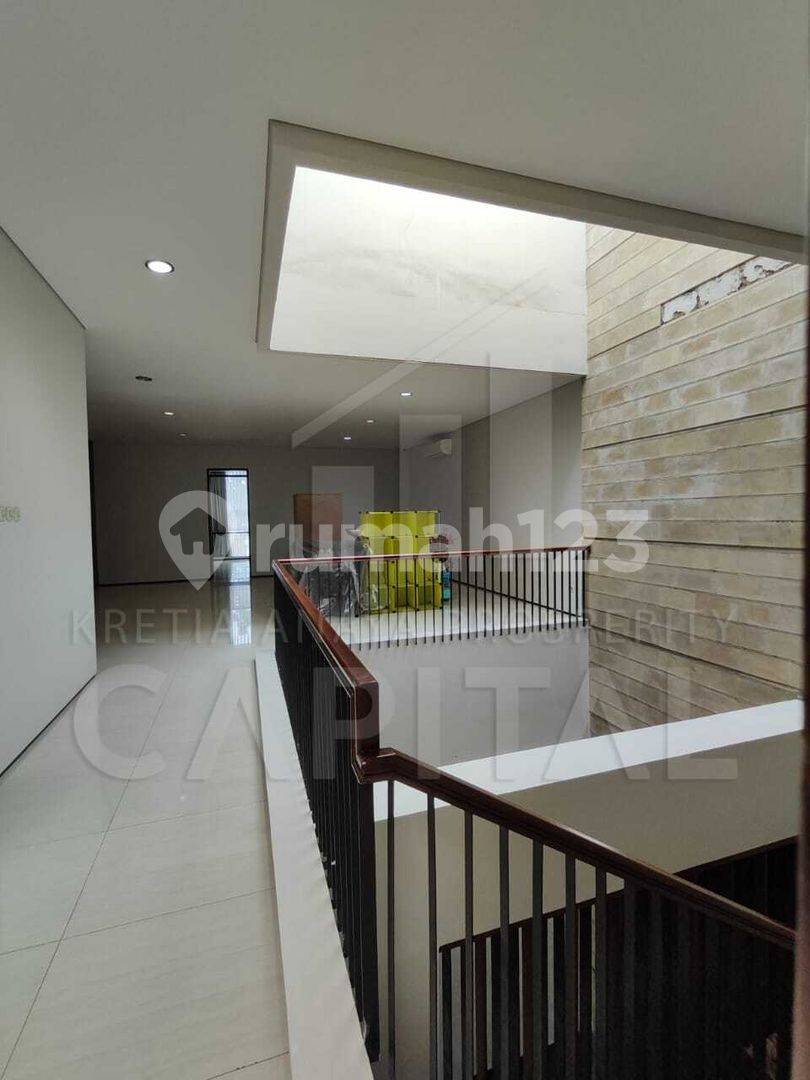 Modern 3-Story Commercial Minimalist House in Cihampelas, Bandung