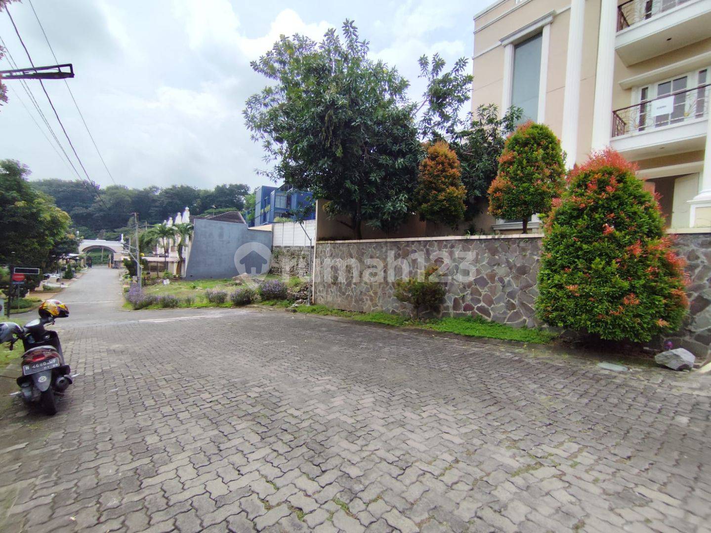 Villa Esperanza, Ngaliyan Semarang қаласындағы 3 қабатты заманауи классикалық вилла