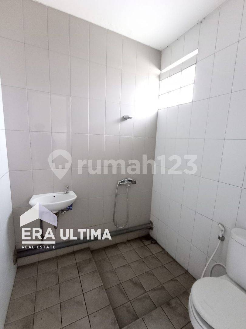 Strategic Commercial Property for Rent on Main Road