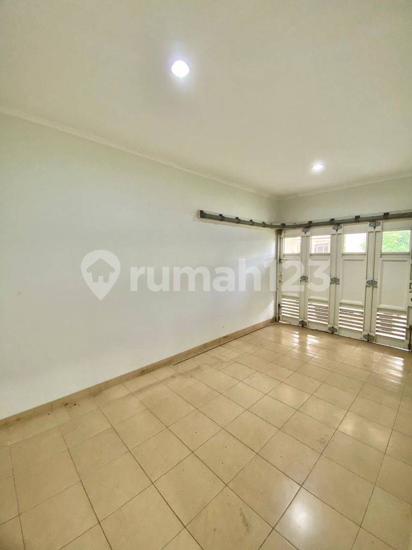Spacious 4-Bedroom House with Multiple Amenities