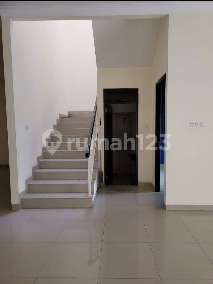 2.5 Story House at Gading Residence Pelangi - Spacious Family Home