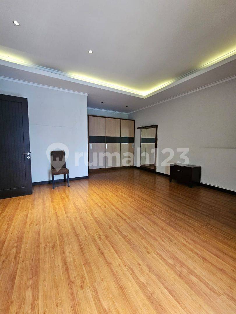 Spacious 4-Bedroom House in Batununggal, Fully Furnished