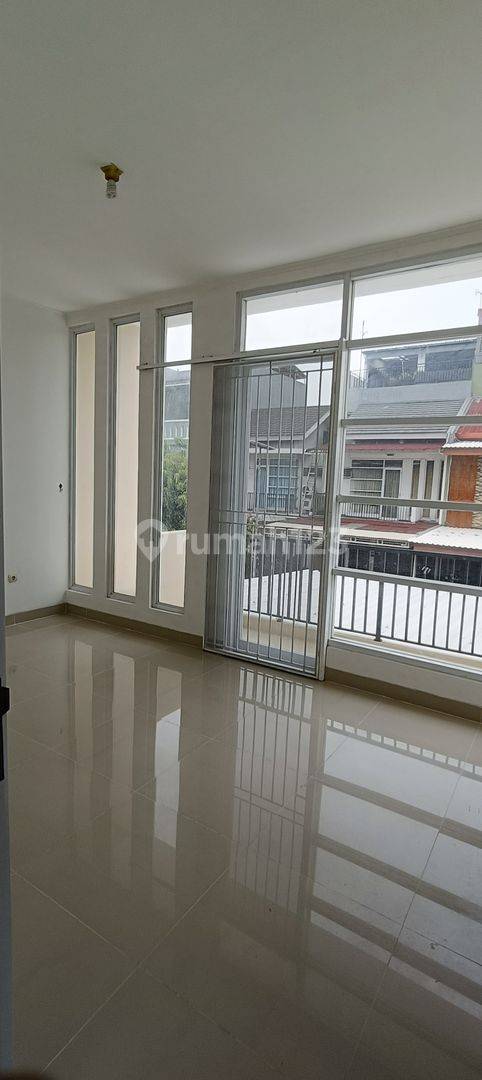 2-Story House with 2 Bedrooms, 2 Bathrooms, Electricity 2200W