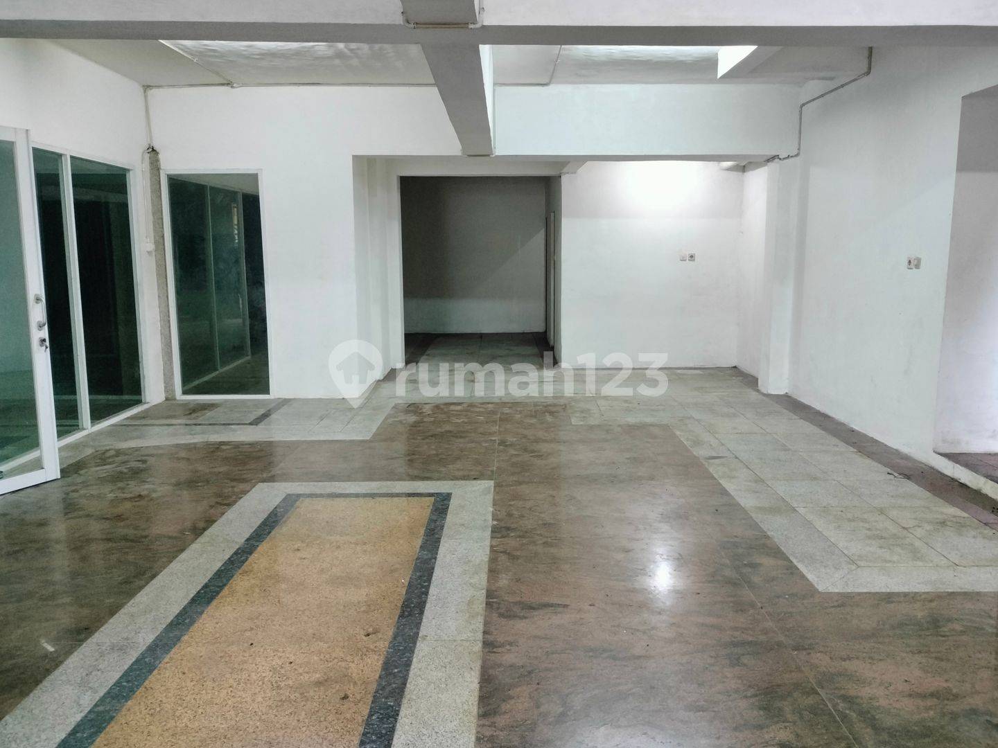 Торговый дом в Pasar Pagi, 1 этаж, 187 м²