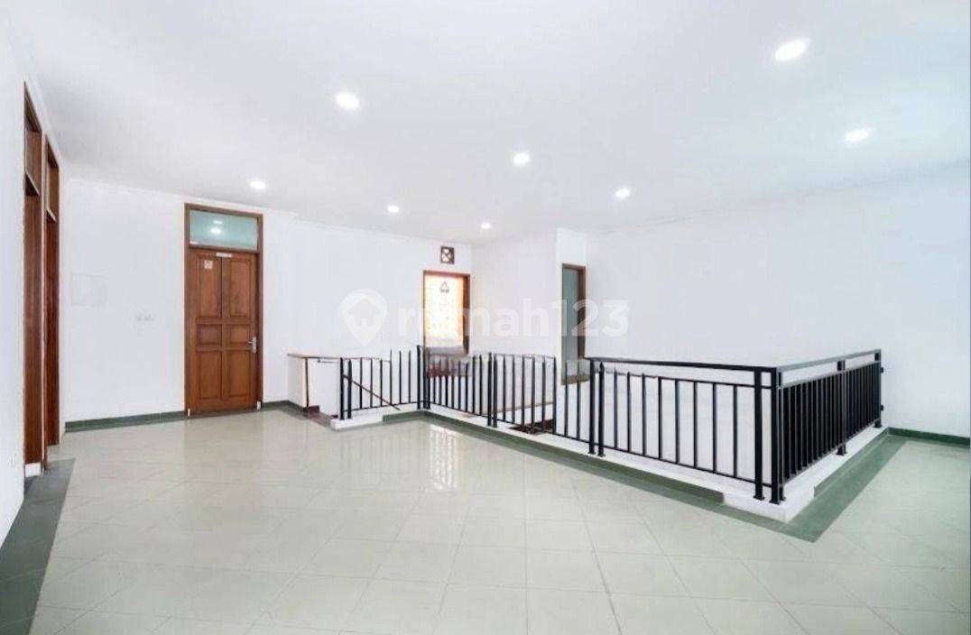 Strategically Located House in Tebet with Multiple Amenities