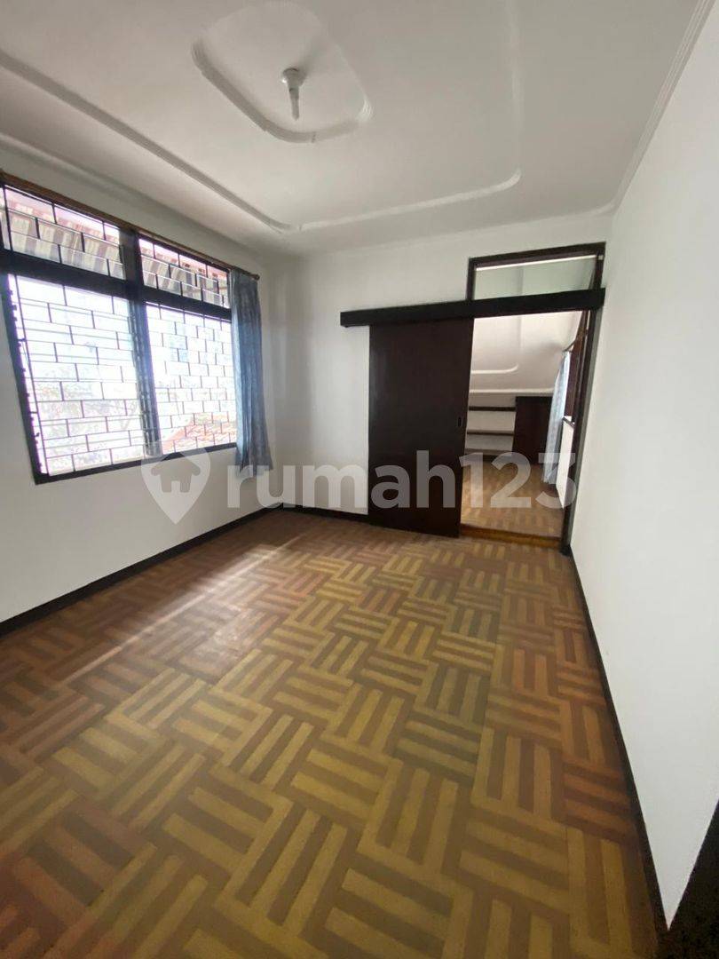 Property Near Airport, Main Road, Mall, and Traditional Market