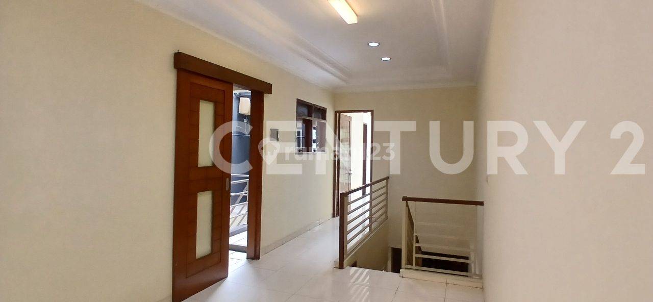 Modern 2-Story House with Cluster Facilities