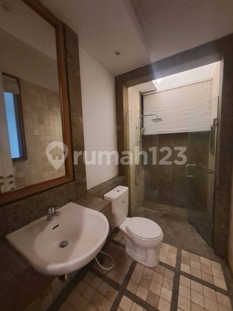 Просторный дом с 4+1 спальнями в Pondok Indah с бассейном