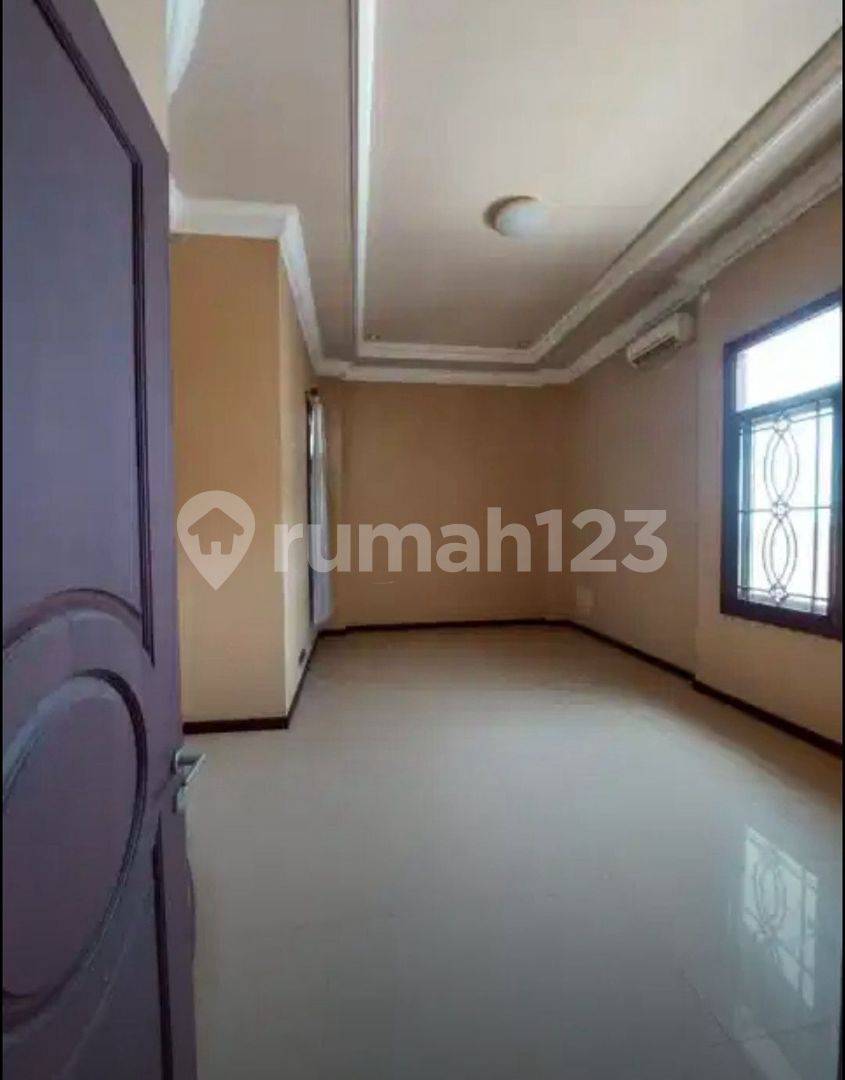 Spacious Property Suitable for Business, Large Land Area