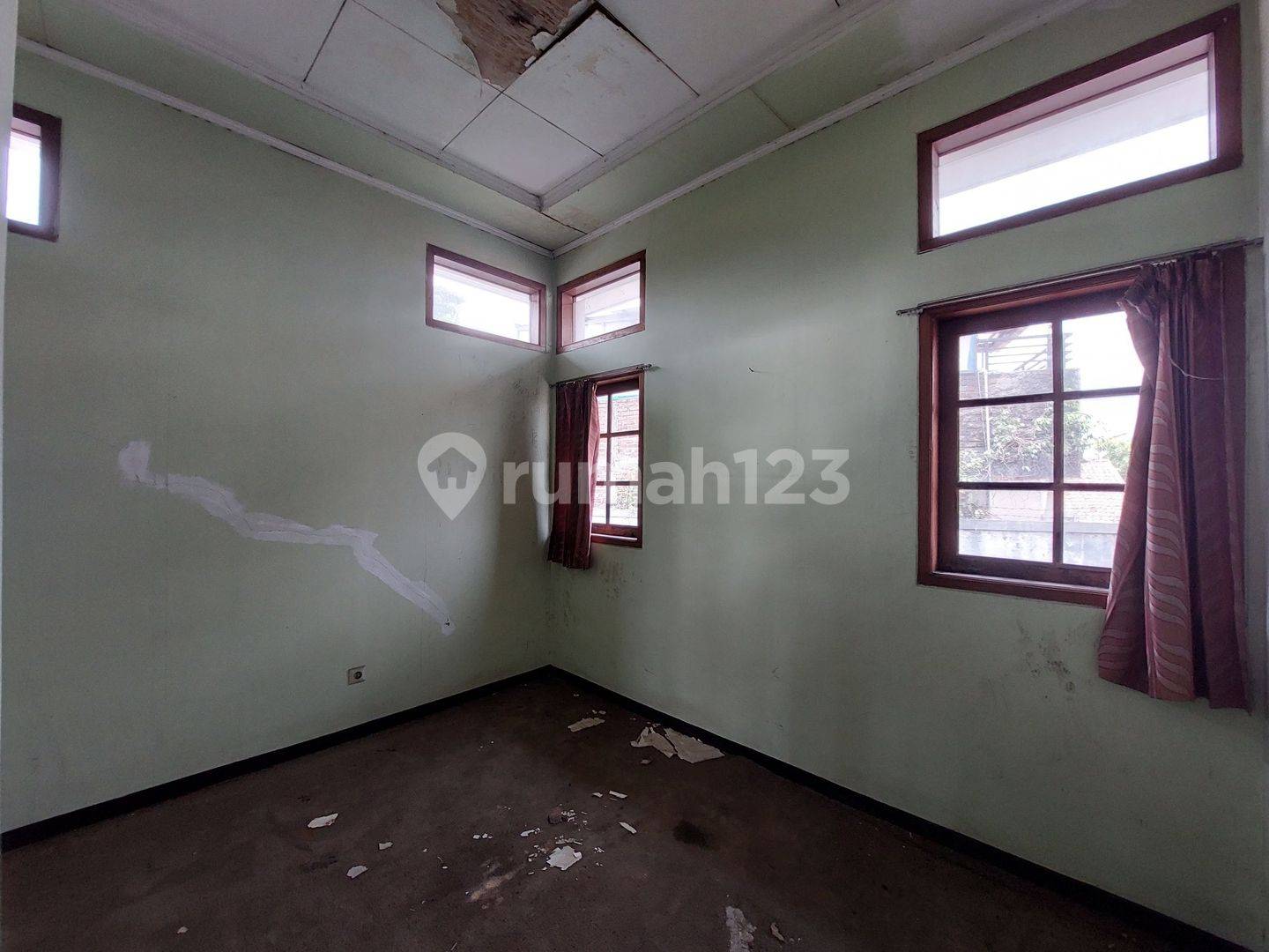 Strategic Business Space for Cafe, Restaurant, or Office