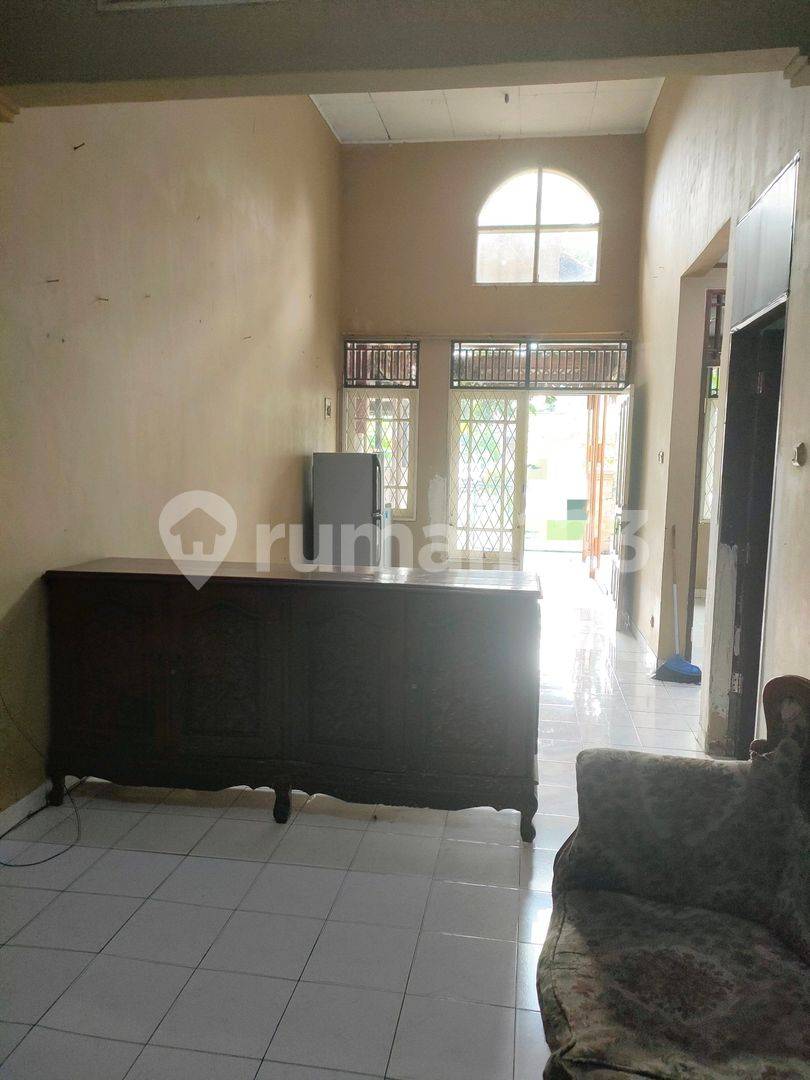 Spacious 2-Story House in Banjar Wijaya with Multiple Amenities