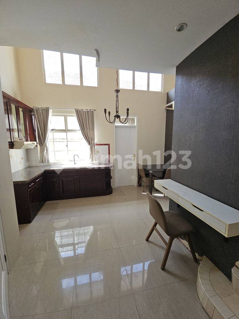Taman Paris Lippo Karawaci-дағы 2 қабатты жиһазбен жабдықталған таунхаус