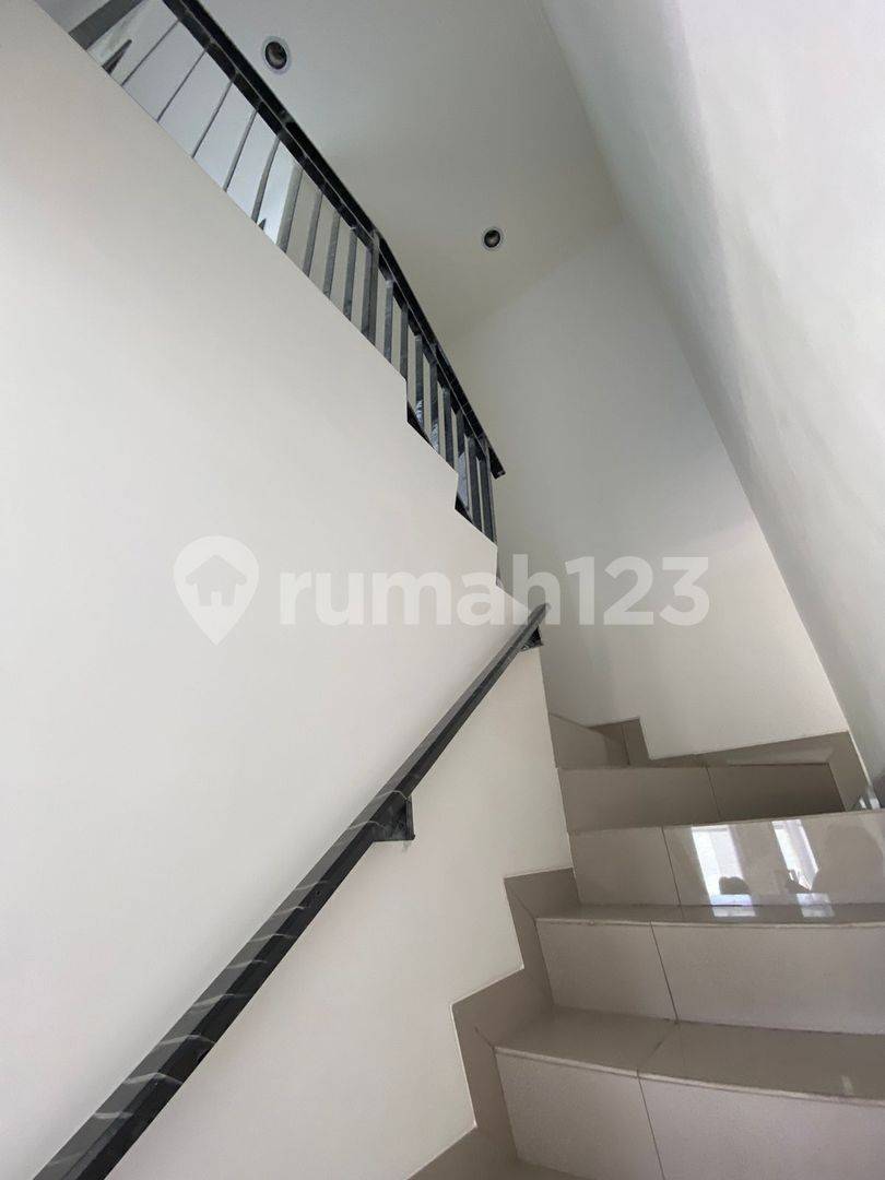 Rumah PIK 2 - 6x10 үй, 2+1 жұмақпен, көшіп кіруге дайын