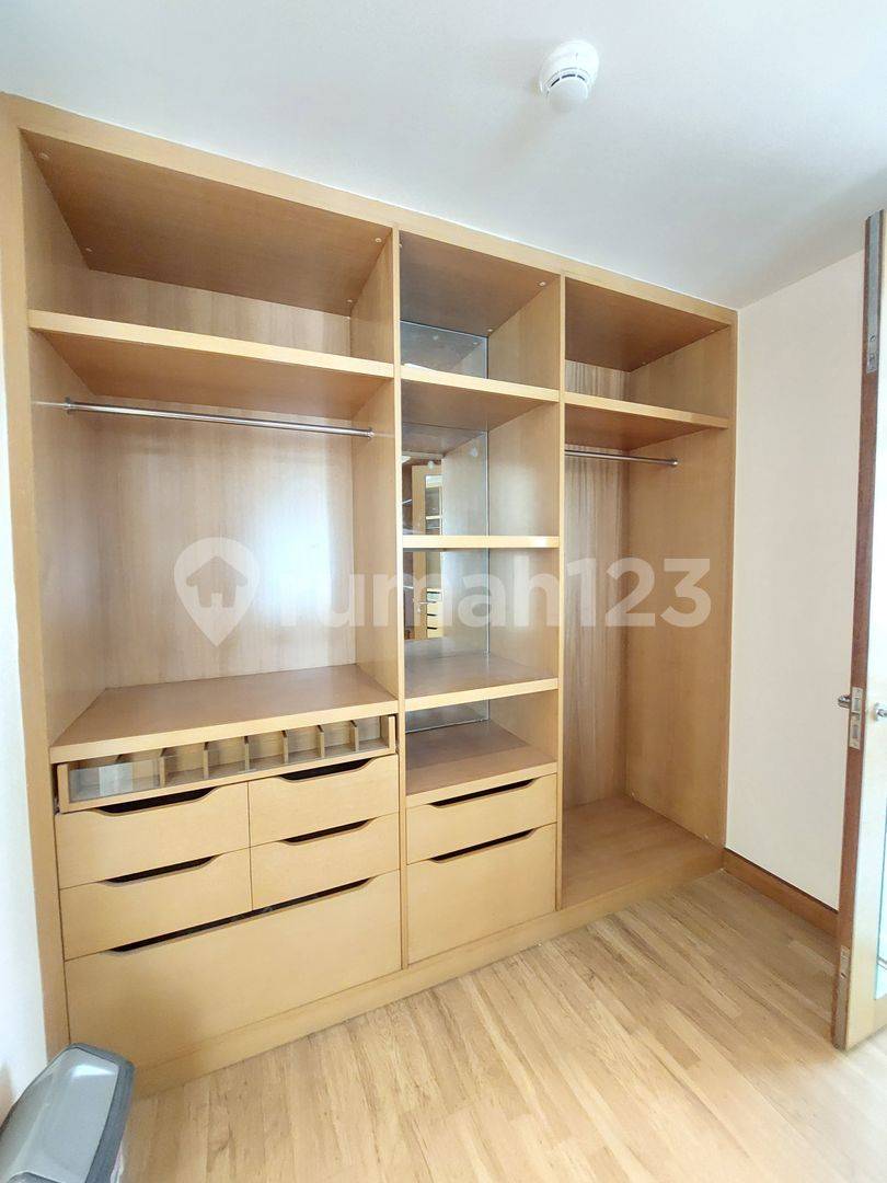 Pakubuwono Residence-тегі кең 2 бөлмелі пәтер жоғары сапалы ыңғайлылықтармен