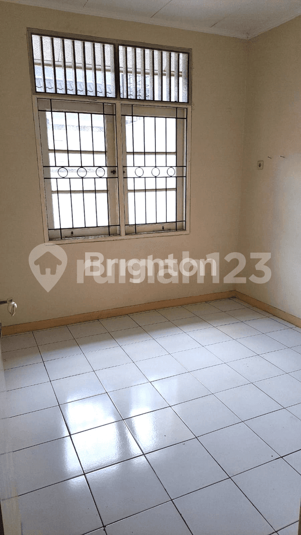 Unfurnished House for Rent in Tangerang - Strategic Location Near Malls and Schools