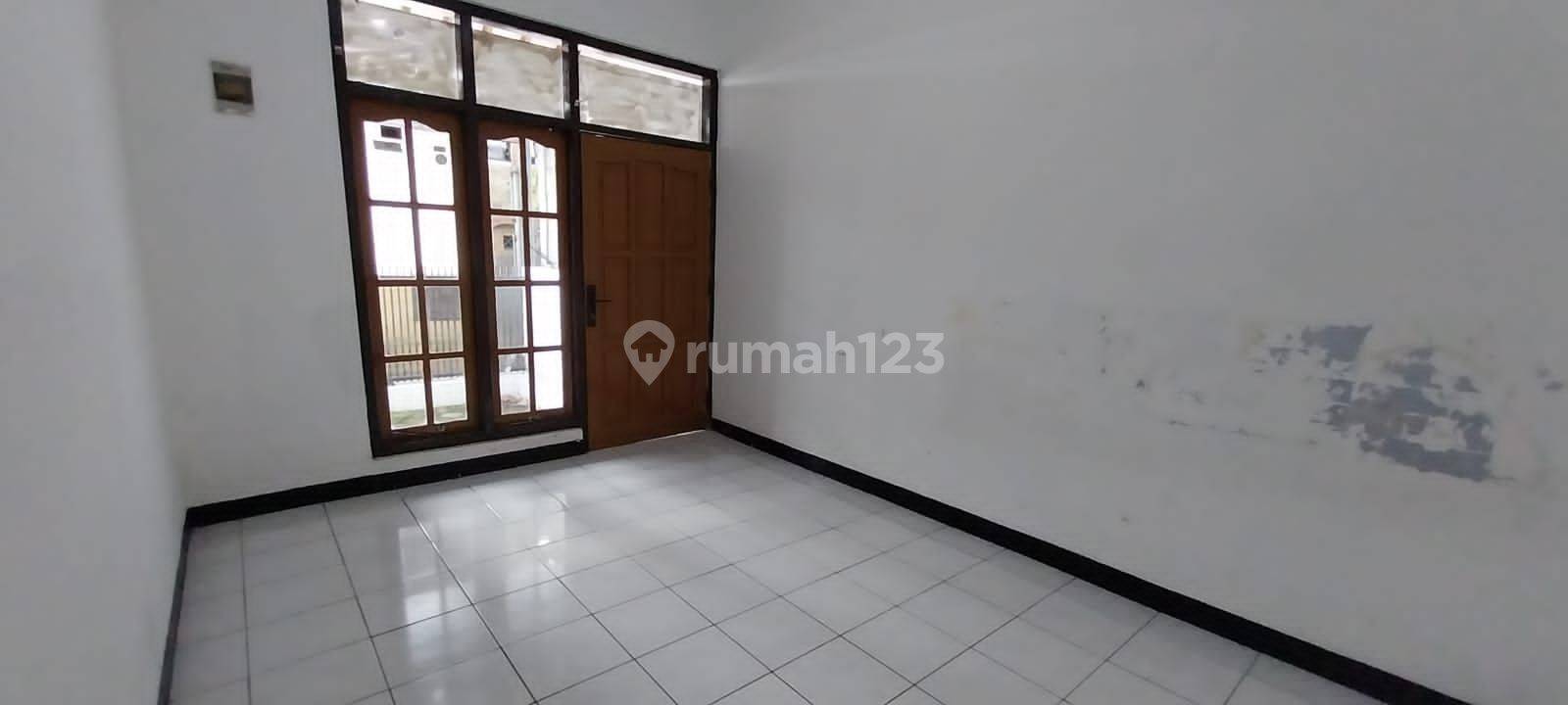 Strategic House in Sarijadi - 3 Bedrooms, Compact Living