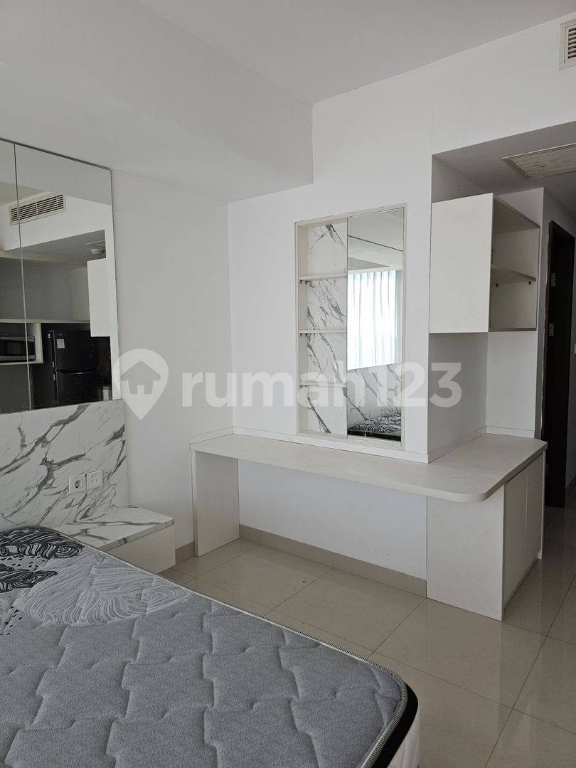Доступная меблированная студия в жилом комплексе U Residence 3 Lippo Karawaci