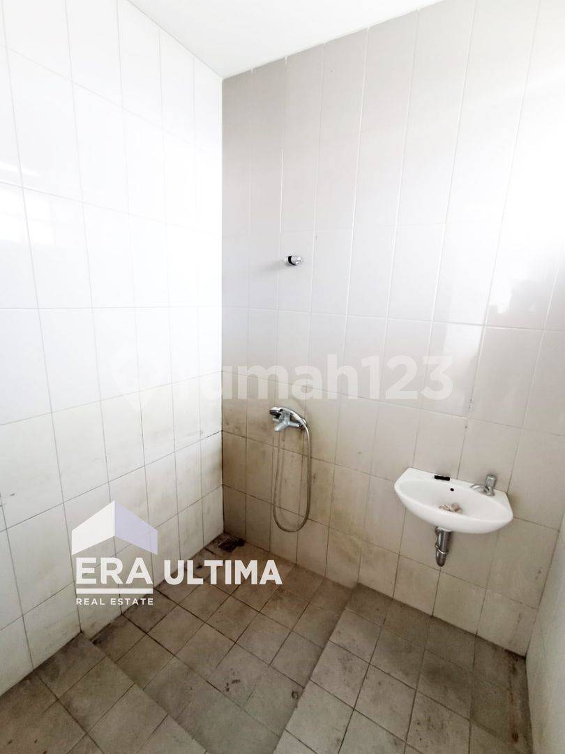 Strategic Commercial Property for Rent on Main Road