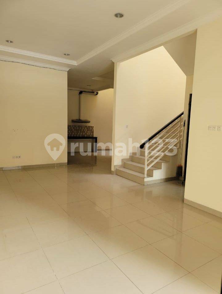 2.5 Story House at Gading Residence Pelangi - Spacious Family Home