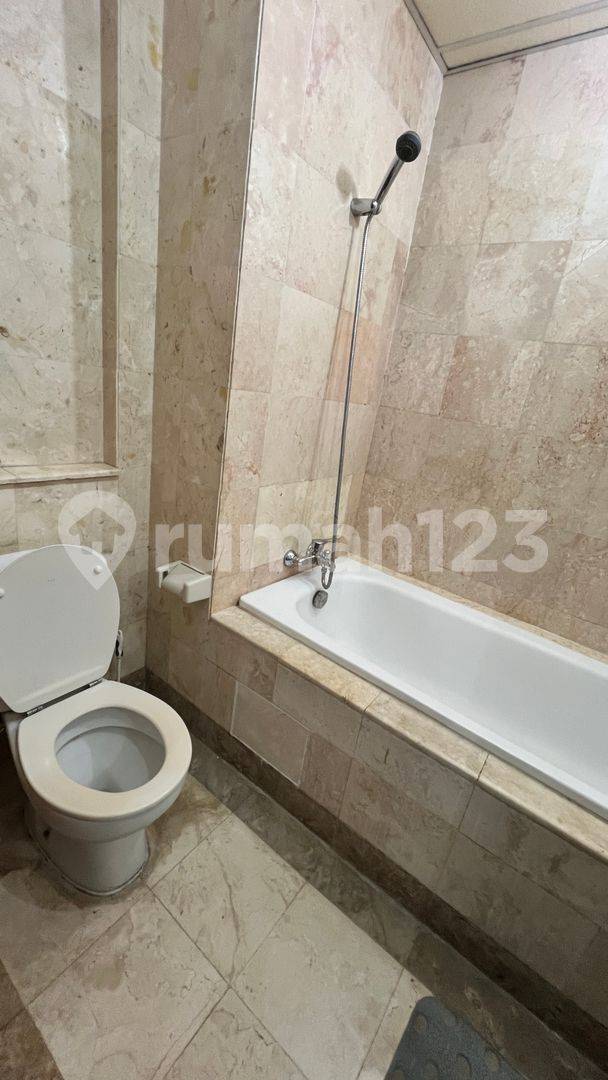 Modern Furnished Apartment with Bathtub and Kitchen