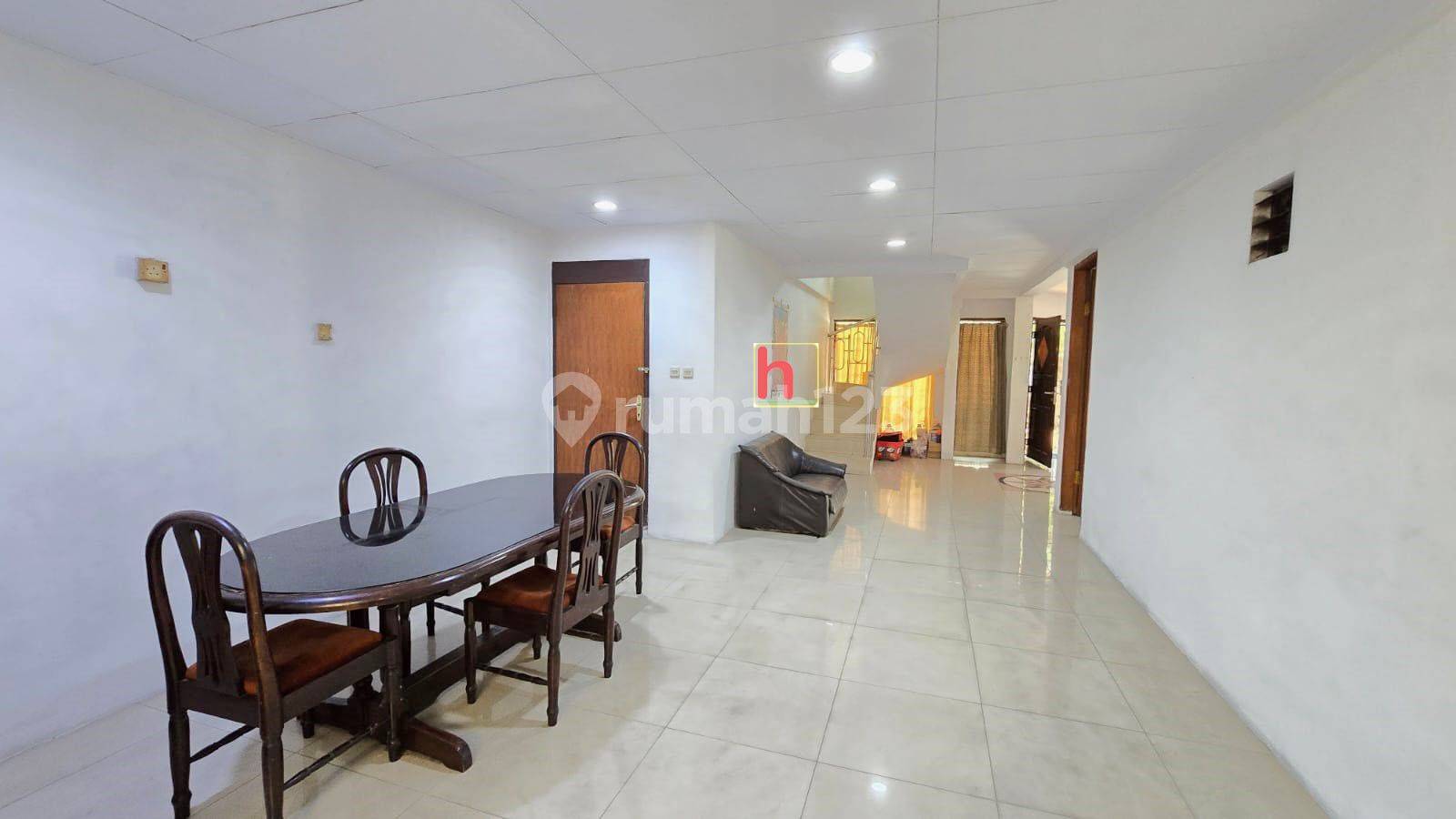 Rumah Pluit Timur - Просторий 4-кімнатний будинок в оренду