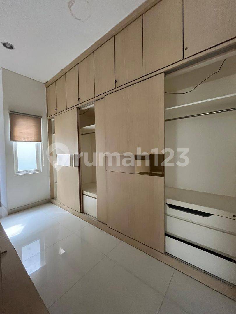Luxurious 2-Story House in Graha Family with 4 Bedrooms
