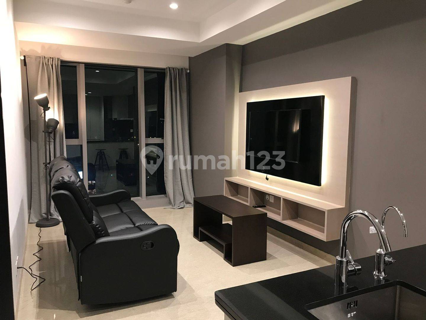 Fully Furnished Modern Apartment with Electronic Equipment