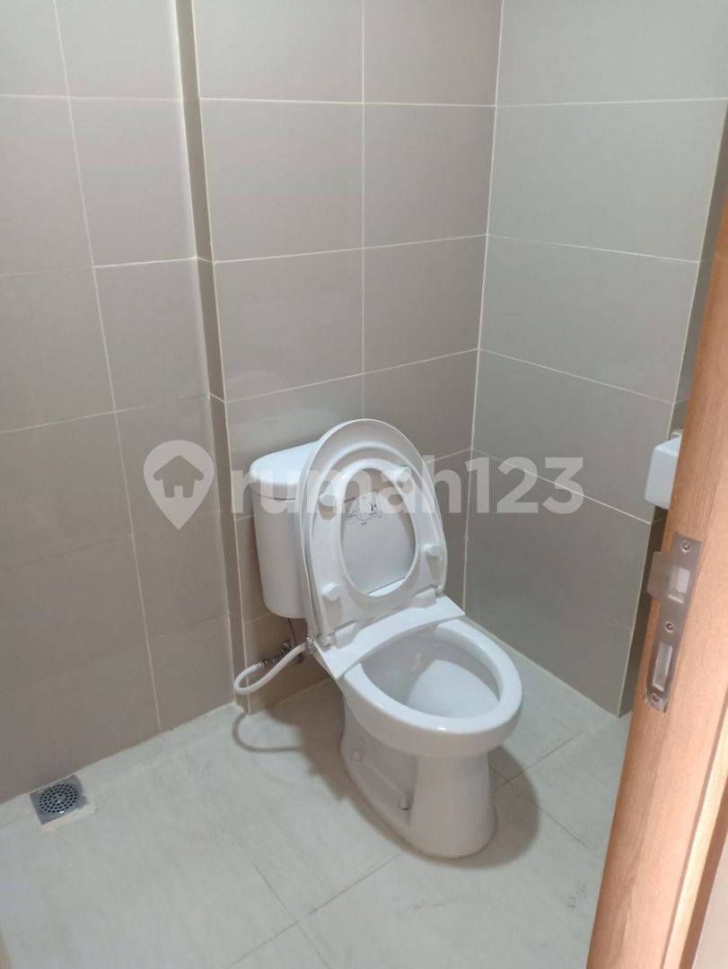 Apartment B Residence near Universities, Toll Access, and Mall