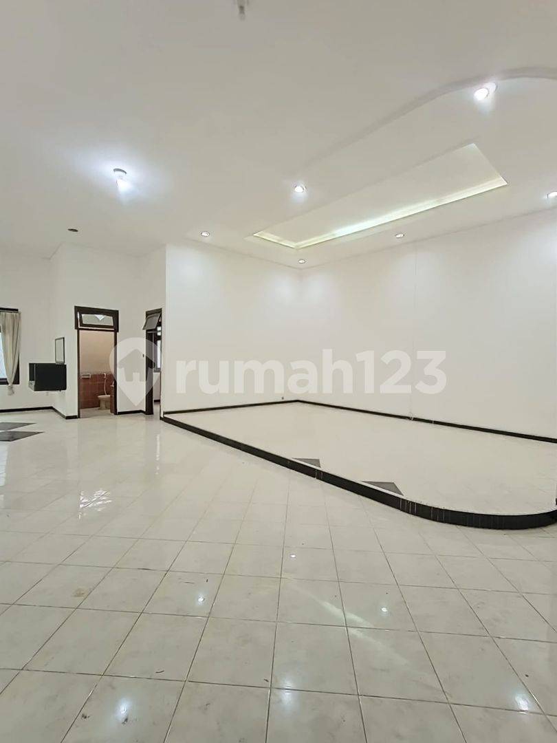 Dukuh Kupang Timur ауданында жалға берілетін кең 1 қабатты үй - Үй/кеңсе үшін идеалды