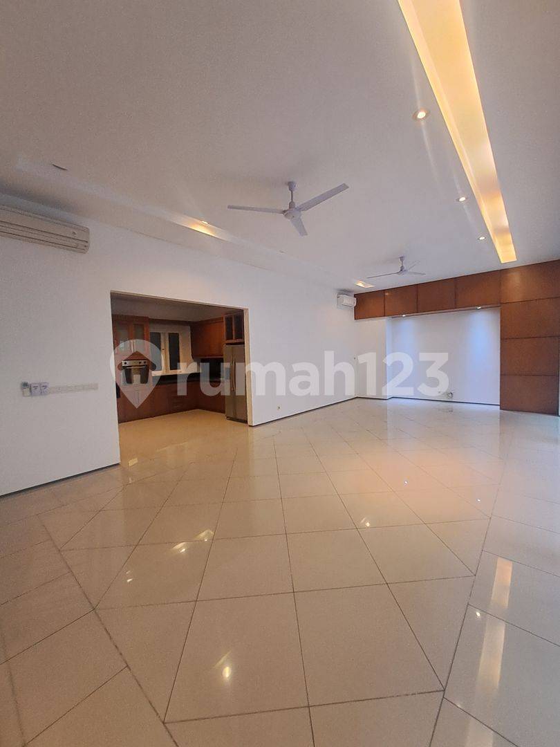Просторный дом с 4+1 спальнями в Pondok Indah с бассейном