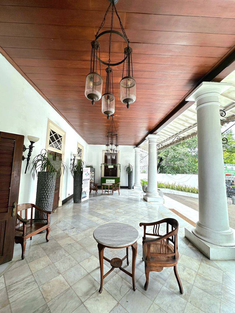 Просторная недвижимость Kemang Raya с большой открытой территорией