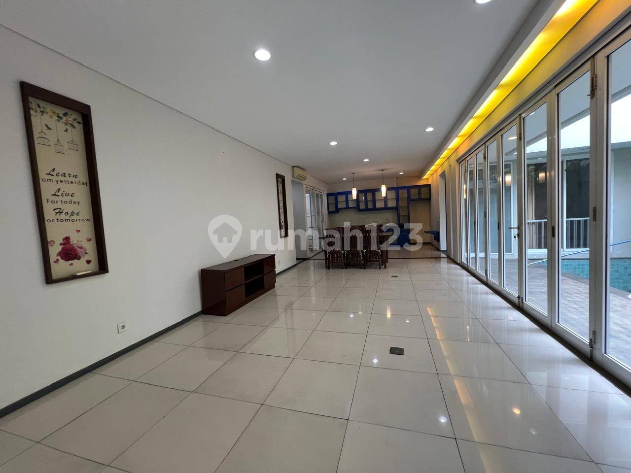 Kebayoran Senopati Luxury Rental: Spacious 5-Bedroom House with Pool