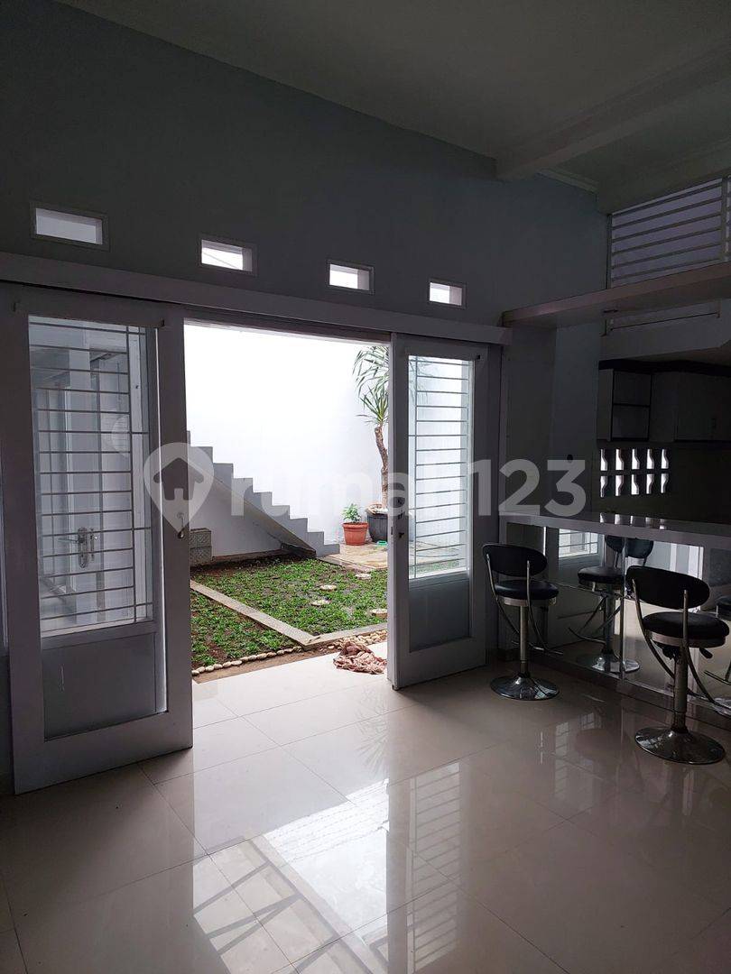Strategic Location House with Garden and Kitchen Set