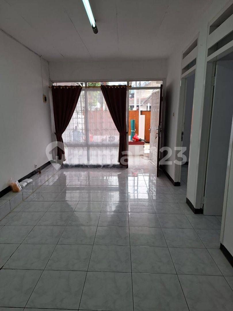 House in Duren Sawit, Jakarta Timur - 3 Bedrooms, Carport, Flood-Free