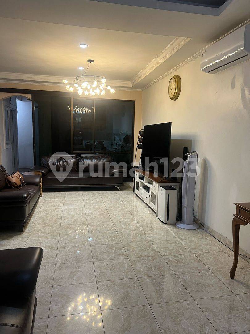 4-спальный полностью меблированный дом в Raffles Hills Cibubur